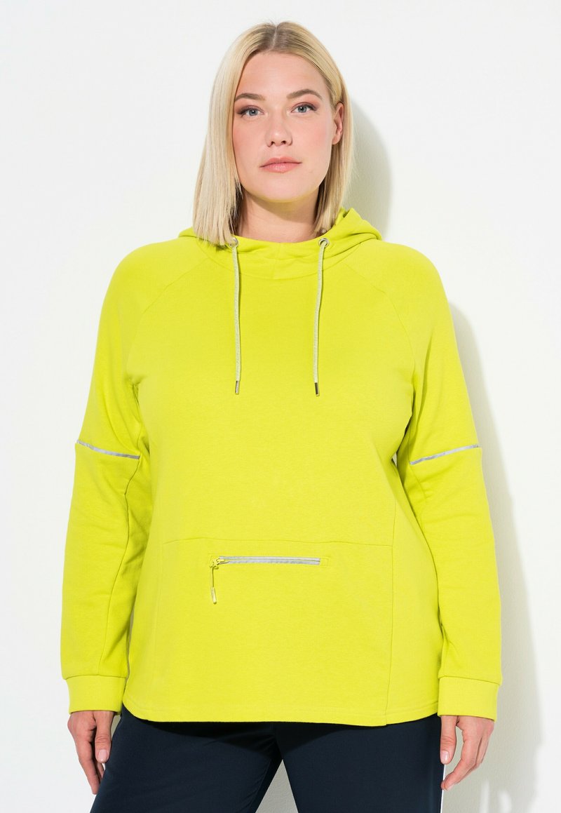 Limegrön hoodie med en framficka och silverdragkedja, med kontrasterande grå snoddar och reflekterande detaljer på ärmarna.