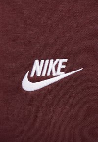 Nike Sportswear CLUB JGGR - Pantalones deportivos - burgundy crush burgundy crush white