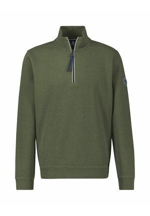 Ciemnozielony pulower z ćwierć zamkiem wykonany z teksturowanej tkaniny, z stojącym kołnierzem, z zapięciem na zamek i małym logo na rękawie.