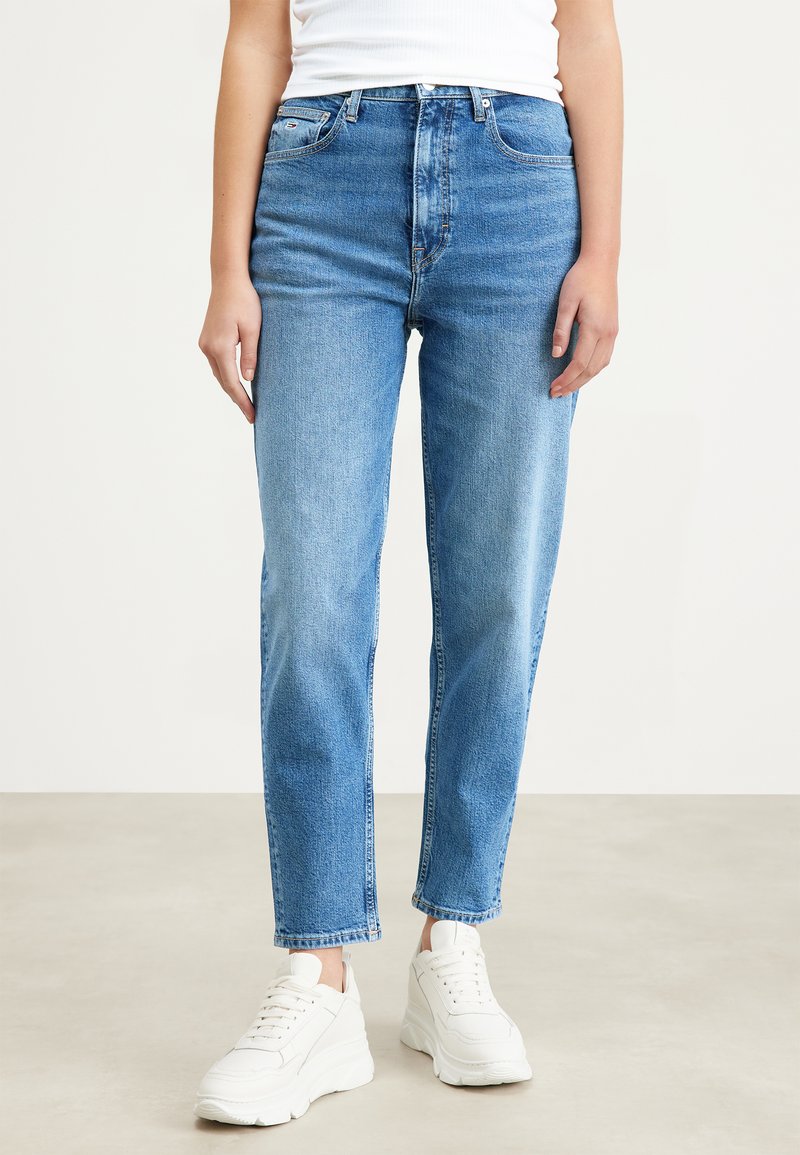 Tommy Jeans - MOM JEAN  - Brīva piegriezuma džinsi - denim medium, Palielināt