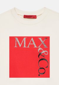 Hvit bomullssweatshirt med en dristig rød grafikk og sølvfarget tekst "MAX & Co." samt karakteristiske skrifttypevariasjoner. Rund hals, myk tekstur.