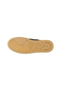 Zwarte sneaker met een textuur op de rubberen zool, voorzien van een uniek patroon en een gebogen ontwerp voor grip. Verfraaid met subtiele details op de bovenkant.