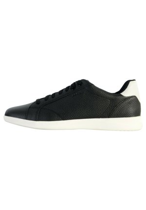 Zapatilla negra de cuero con acabado texturizado, diseño de cordones, suela de goma blanca y un acento en el talón de color blanco contrastante.