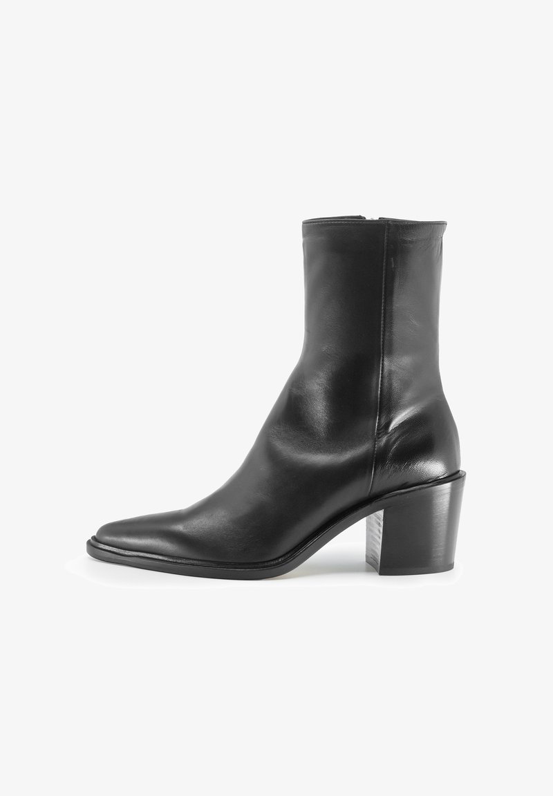 Stivaletto in pelle nera con punta affusolata, texture liscia e tacco a blocco. Caratterizzato da una cerniera laterale per un facile utilizzo.