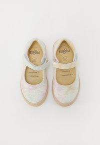 Scarpe stile Mary Jane in materiale sintetico iridescente con una finitura testurizzata, dotate di una sola cinghia e di una suola in gomma di colore chiaro.