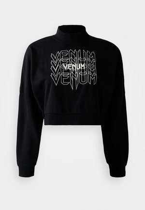 Črna skrajšana sweatshirt s visokim ovratnikom, ki vsebuje bel logotip "VENUM" v ponavljajočem se vzorcu. Dolgi rokavi z rebrastimi manšetami.