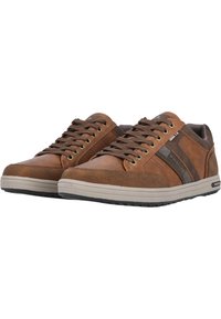 Bruna sneakers tillverkade av texturerad läder och mocka, med en beige sula, bruna snören och kontrasterande randiga detaljer på sidorna.