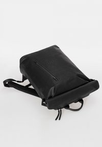 Zaino nero realizzato in materiale resistente, dotato di chiusura a roll-top, tasca frontale con zip e spallacci imbottiti e regolabili. Design minimalista.
