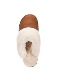 Pantofole in camoscio marrone con risvolto e fodera in shearling bianco. Forma arrotondata, texture morbida e dettagli cuciti lungo i bordi.