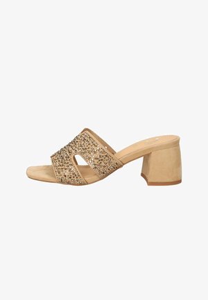 Mule aperto color beige in camoscio con tacco a blocco e ampio cinturino decorato con piccoli strass luccicanti, vista laterale.