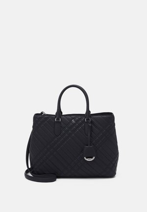 Sac à main en cuir matelassé noir avec double poignées, bandoulière amovible et pendentif logo argenté à l'avant.