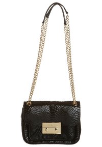 Borsa a tracolla in pelle di serpente nera con chiusura metallica dorata e tracolla a catena. Presenta una superficie testurizzata e un corpo rettangolare con bordi arrotondati.