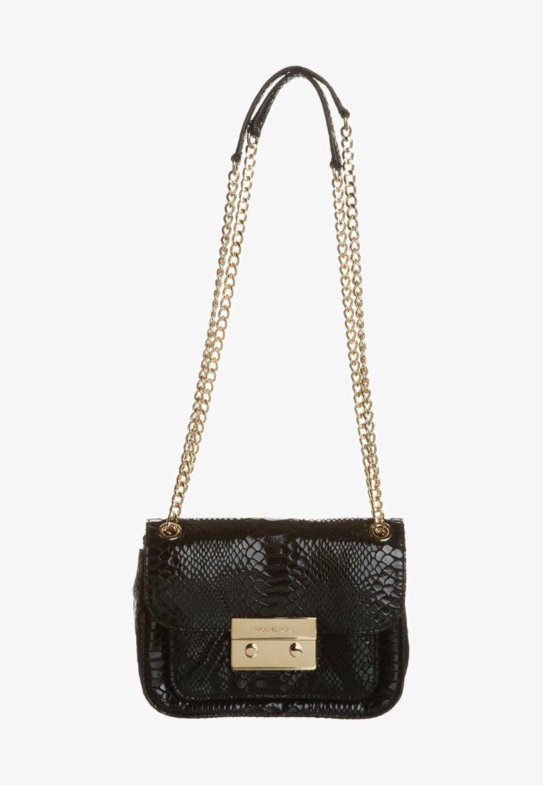 Schwarze Schlangenleder-Handtasche mit einem goldenen Metallverschluss und Kettenriemen. Verfügt über eine strukturierte Oberfläche und einen rechteckigen Körper mit abgerundeten Kanten.