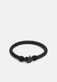 Pulsera de cuero trenzado negro con cordón negro ajustable y detalle de cierre circular. Textura suave con un diseño elegante.