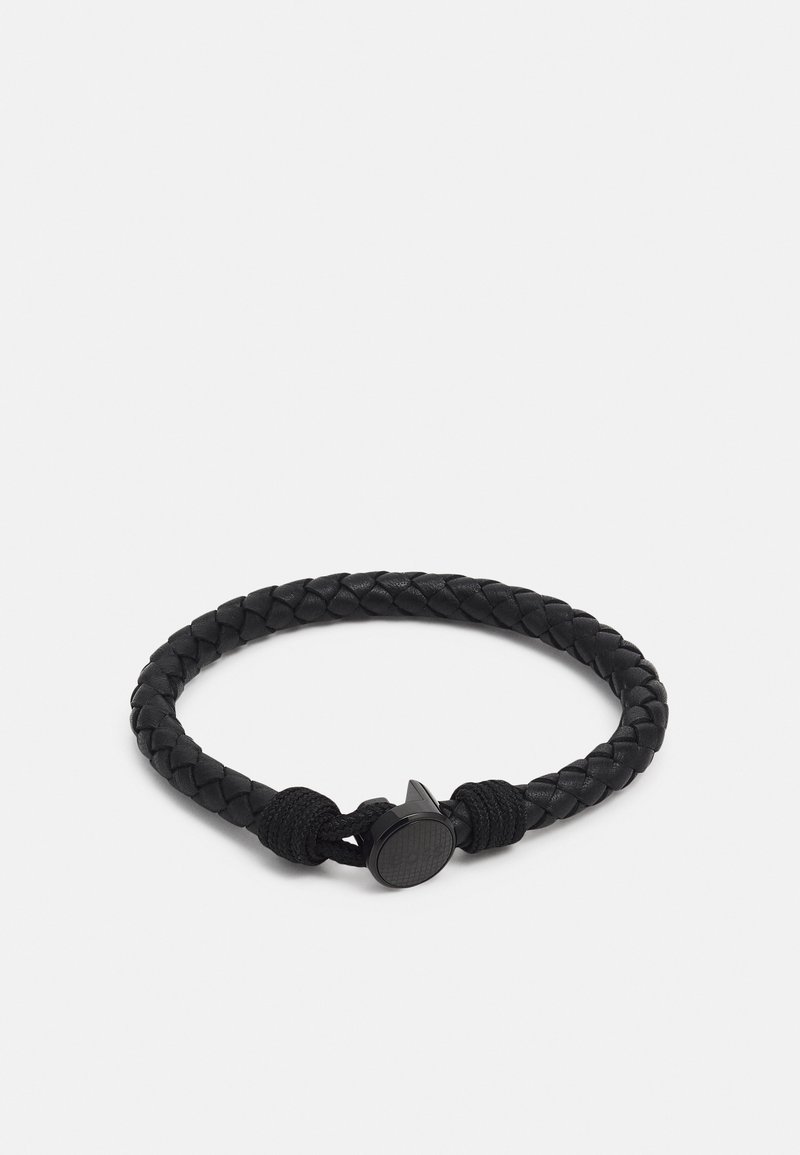 Pulsera de cuero trenzado negro con cordón negro ajustable y detalle de cierre circular. Textura suave con un diseño elegante.