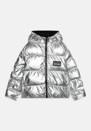 Silberne Puffjacke mit Kapuze, mit einem Reißverschluss auf der Vorderseite, horizontal gestepptem Design und einem schwarzen Markenpatch auf der linken Brust.