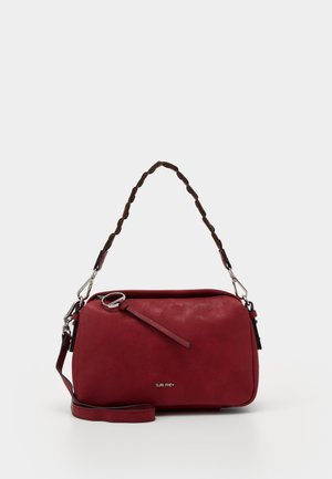 Bolso de hombro rectangular rojo con asa trenzada, correa desmontable, cierre de cremallera y logo "SURI FREY" en la parte delantera.