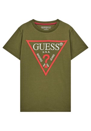 Oliwkowa koszulka z krótkim rękawem z czerwonym trójkątnym logo z napisem „GUESS U.S.A.” i centralnym czerwonym znakiem zapytania.
