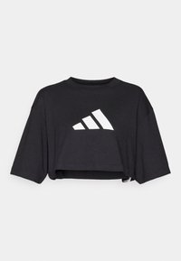 Černé zkrácené tričko z měkké látky, s kulatým výstřihem a krátkými rukávy, zdobené velkým bílým proužkovaným logem na přední straně.