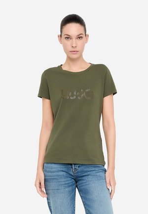 T-shirt in cotone verde oliva con collo rotondo, maniche corte e un logo "Liu Jo" scintillante realizzato in borchie metalliche.