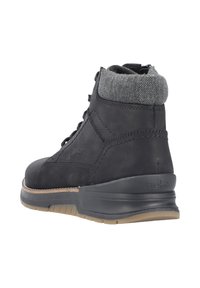 Zwarte enkelboot met een gladleren buitenkant, grijze stoffen kraag en gevoerde zool. Voorzien van een vetersluiting en een logo op de hiel.