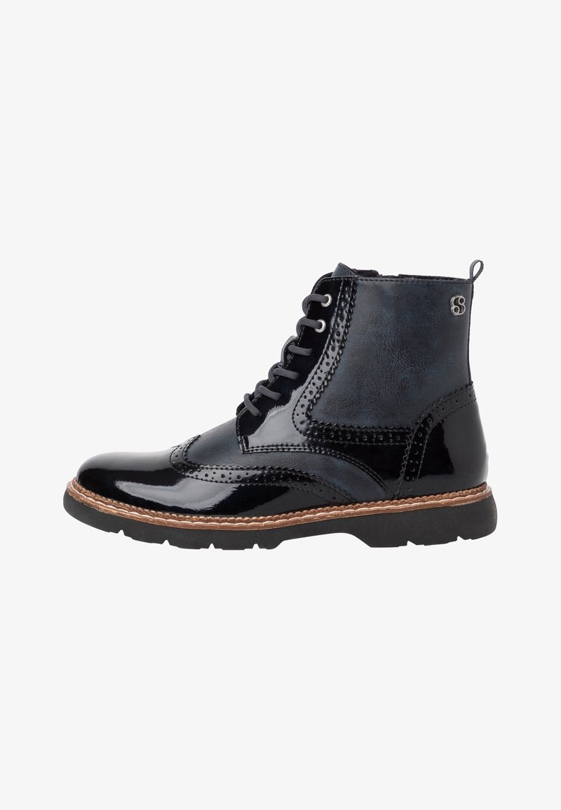 Bottes basses en cuir noir à finition vernie, avec détails brogue, bout arrondi et couture contrastante marron sur la semelle.
