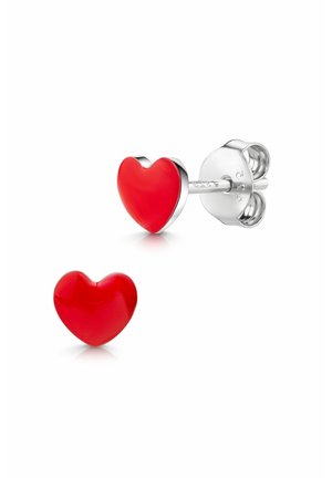 Clous d'oreilles en argent avec petits devant de forme cœur rouge brillant, vus de face et de côté sur un fond blanc.