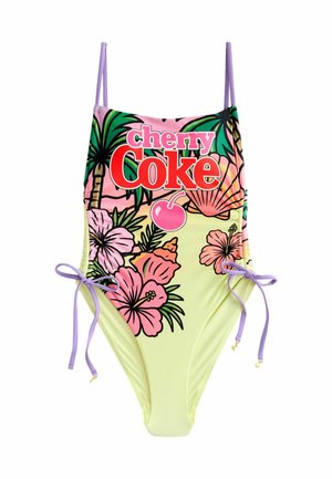 Jednoczęściowy kostium kąpielowy z fioletowymi ramiączkami, zielono-różowy tropikalny wzór kwiatowy, napis „cherry Coke” i grafika wiśni z przodu.
