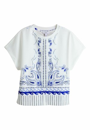 Weiße Bluse mit kurzen Ärmeln, blauem Paisley- und abstraktem Blumenmuster, Rundhalsausschnitt und vertikalen Streifenakzenten am Saum.