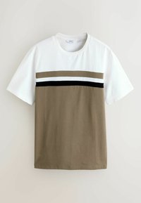 T-shirts met korte mouwen en ronde hals, wit bovenstuk, olijfgroen onderstuk, met horizontale strepen in olijfgroen, wit en zwart over de borst.