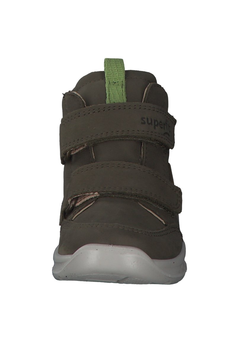 Braunes Velcro-Schuhwerk mit grünem Zugband, rundem Zehenbereich, synthetischem Material und weißer Gummisohle. Einfaches und funktionales Design.