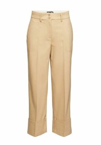 Pantalon beige taille haute avec fermeture double bouton, passants pour ceinture, poches plaquées devant, jambes droites et larges revers pliés.