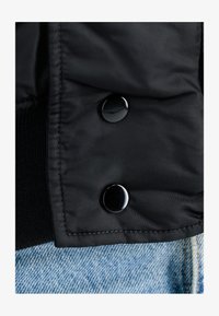 Unausgewählt, black