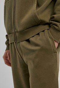 Urban Classics VINTAGE HEAVY - Pantalones deportivos - warmkhaki