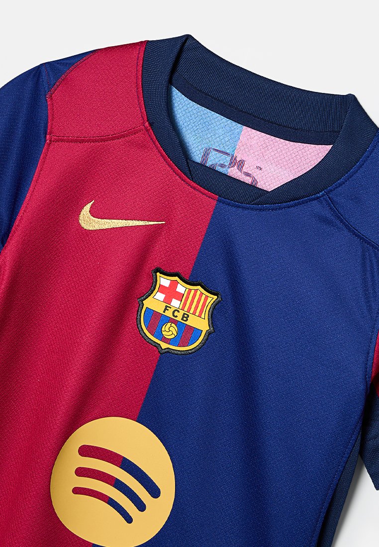 Barcelona FC-shirt met rood en blauw stof, een ronde hals, Nike-logo in goud, clubembleem en Spotify-logo in gele cirkel.