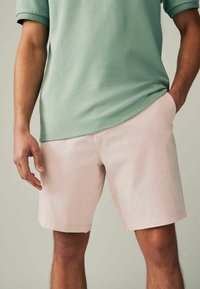 Next STRAIGHT FIT STRETCH CHINO - Rövidnadrágok - light pink