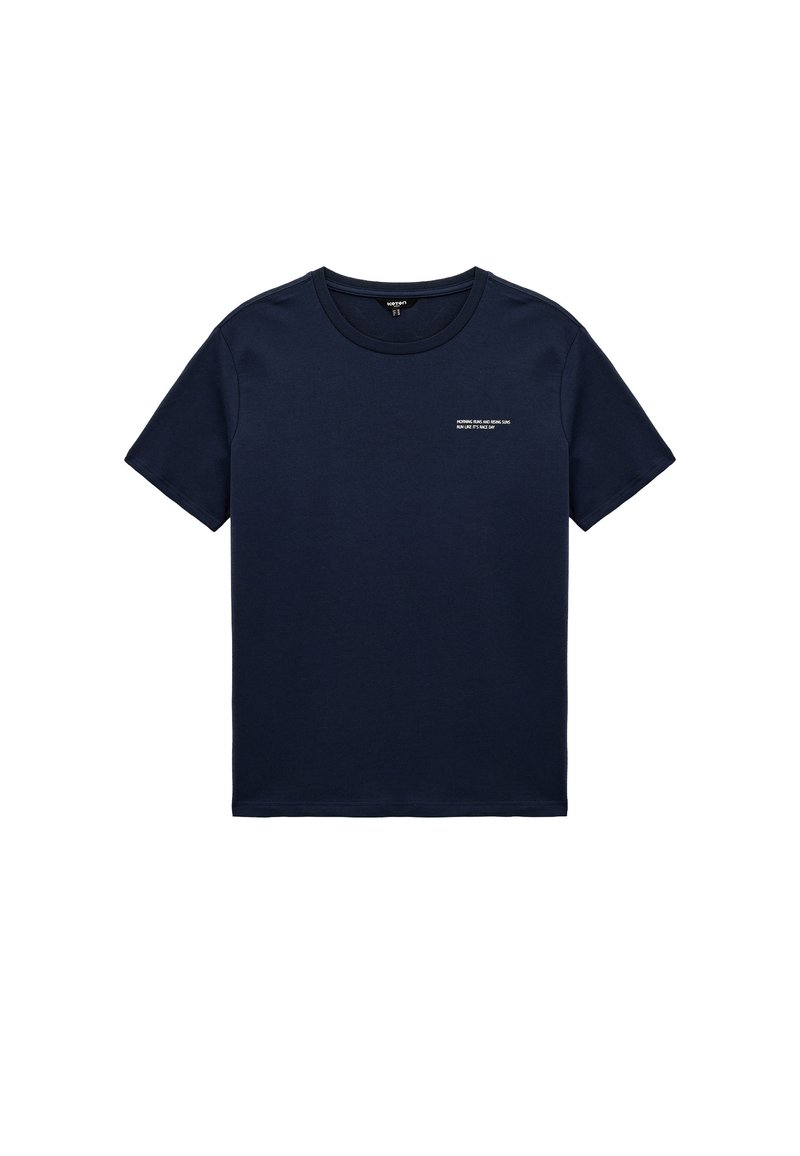 Camiseta de algodón de color azul marino con mangas cortas, cuello redondo y texto blanco pequeño en el lado izquierdo. Diseño simple y clásico.