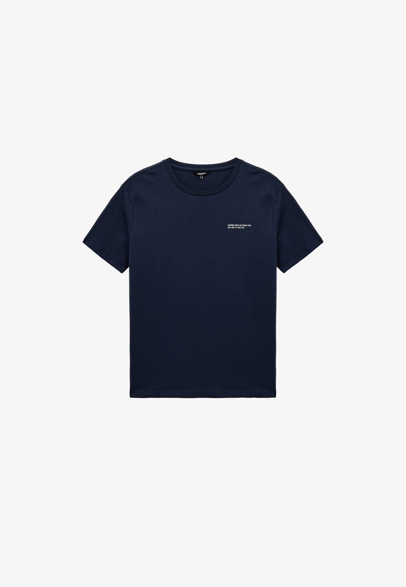 Camiseta de algodón de color azul marino con mangas cortas, cuello redondo y texto blanco pequeño en el lado izquierdo. Diseño simple y clásico.