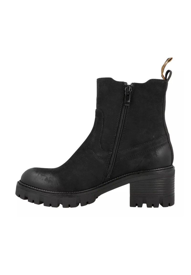 Stivaletto nero realizzato in materiale simile al camoscio, con cerniera laterale, tacco spesso e suola robusta. Presenta una linguetta sul retro.