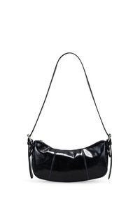Bolso de cuero negro con forma curva, que presenta una correa larga, sutilezas en las costuras y una textura suave.
