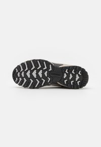 New Balance 610 UNISEX - Sportcipő - black/mottled olive