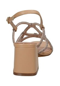 Sandalo beige con tacco largo a block, design con cinturini che presenta dettagli metallici e cinturini testurizzati. Chiusura con fibbia regolabile alla caviglia.