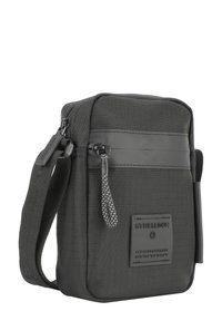 Borsa a spalla in tessuto grigia di forma rettangolare, presenta una superficie testurizzata, una patch con logo, una tracolla regolabile e un tirazip decorativo.