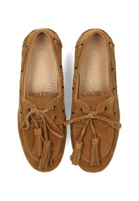 Bruine suède mocassins met kwastjes, een ronde neus, metalen oogjes en contrasterende stiksels. Getextureerde binnenvoering met perforaties.