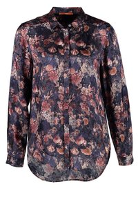 Chemisier en satin à manches longues avec une base bleu foncé et un motif floral rose, fermeture boutonnée à l’avant et col classique.