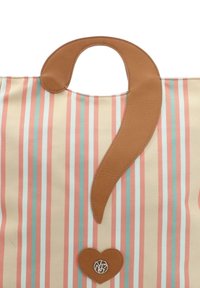 Borsa a tracolla a righe nei colori rosa, blu e crema, dotata di un manico in pelle marrone a forma di punto interrogativo e un logo a forma di cuore.