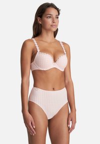 Hellrosa BH und hochgeschnittenes Unterwäsche-Set mit einem dezenten Streifenmuster. Mit floralen Spitzenakzenten und verstellbaren Tr�ägern.