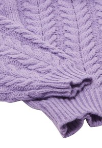 Maglione viola a maglia con un motivo testurizzato, polsini a coste e una finitura morbida e felpata.