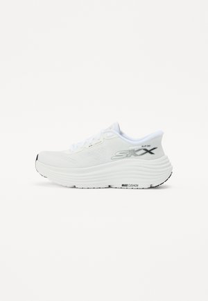 Witte instapsneakers met een gestructureerde bovenkant, gewatteerde zool en zwarte accenten. Bevat "MAX CUSHION" op de zool voor extra comfort.