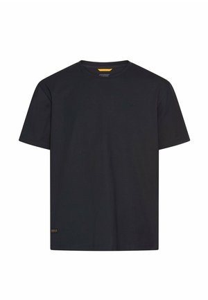 Czarna, krótka koszulka z okrągłym dekoltem, z małym logo na lewej piersi i pomarańczową metką przy dolnym brzegu, na jednolitym białym tle.